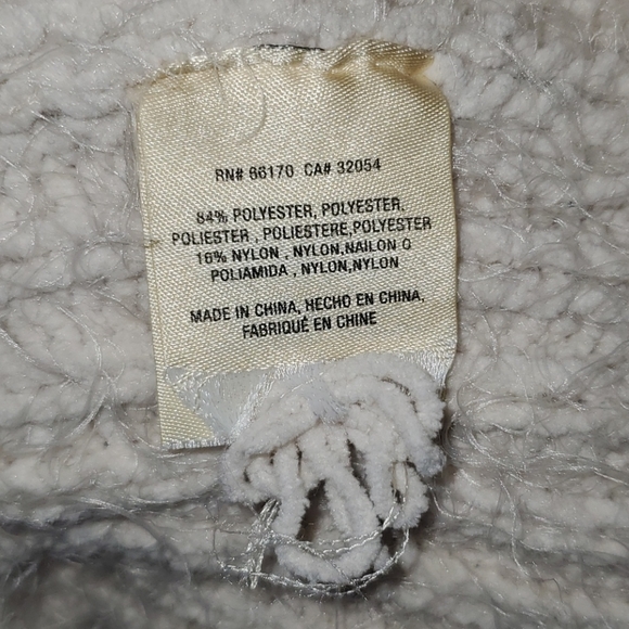 Beautiful, cream & bulky cowl Sweater - Picture 7 of 7